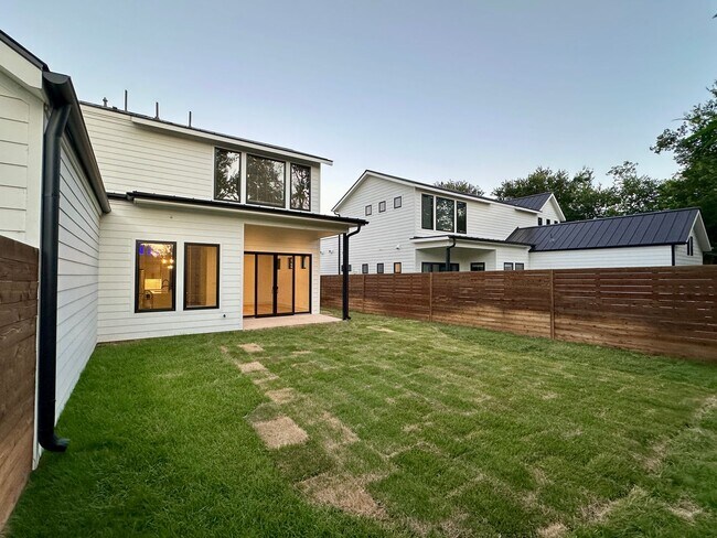Building Photo - Valley View Villas