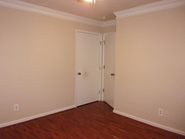 Building Photo - Beautiful 2 Bedroom Brick Ranch with Private Courtyard Patio