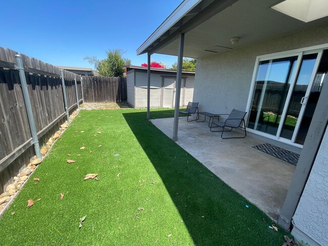 Building Photo - Upgraded 3 Bed, 2 Bath with large family room!