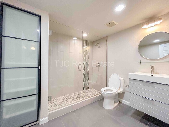 Building Photo - 8335 Fairmount Dr