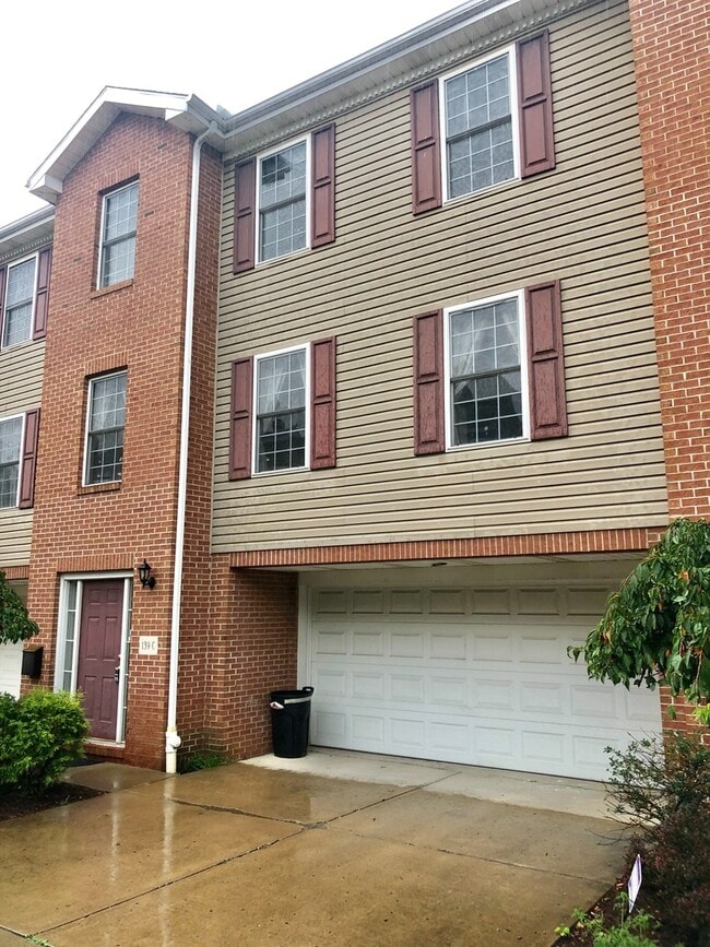Building Photo - Beautiful 3 Bedroom Townhome In Bloomfield/Shadyside.  Ideal Location.  Available Late August.