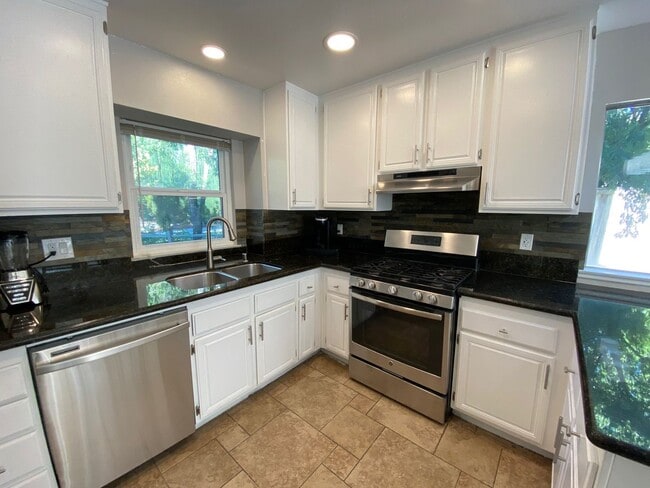 Building Photo - Gorgeous 5+3 On Cul-De-Sac