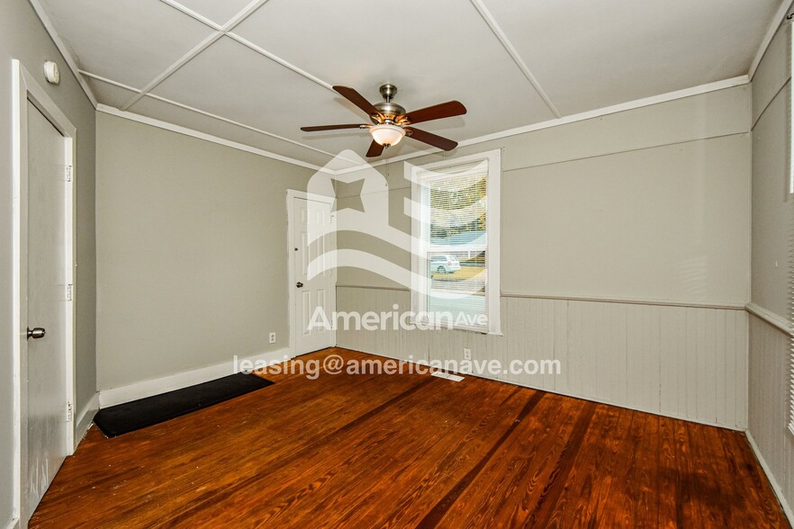 Building Photo - 400 N Sloan St