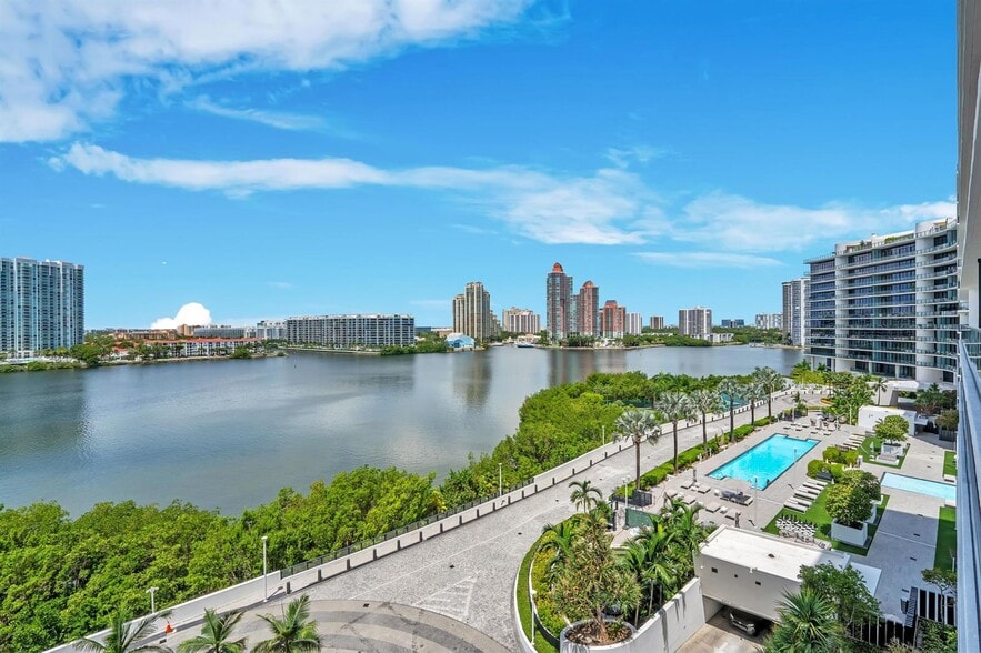 Building Photo - 5000 Island Estates Dr