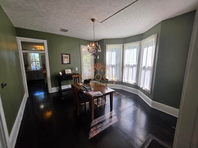 Building Photo - LARGE 4 BR HOME CLOSE TO DOWNTOWN W/ LOTS OF AMENITIES
