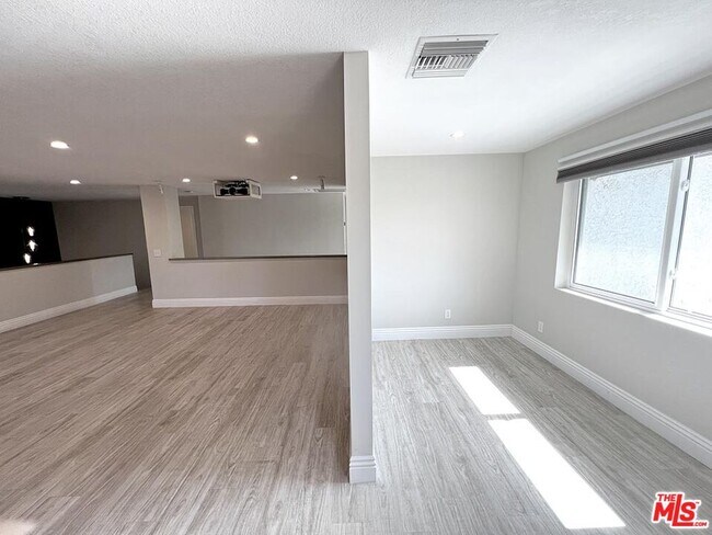 Building Photo - 10758 Cozycroft Ave