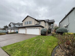 Building Photo - Grand 5 Bedroom Home Featuring 19ft Ceilings, Family Room & Main-Level Suite