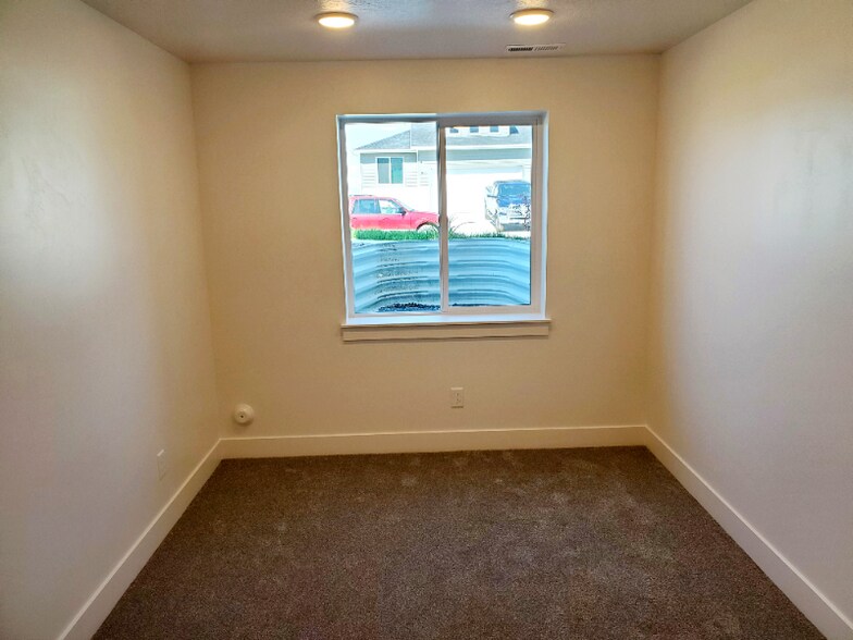 Building Photo - 809 380 E