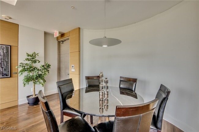 Building Photo - 3000 Oasis Grand Blvd