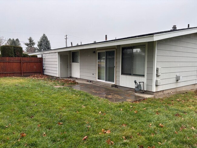 Building Photo - 1323