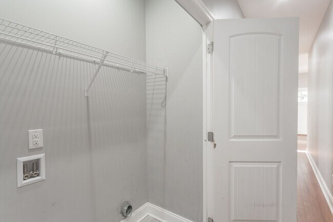Building Photo - Downtown 3 bedroom Cottage
