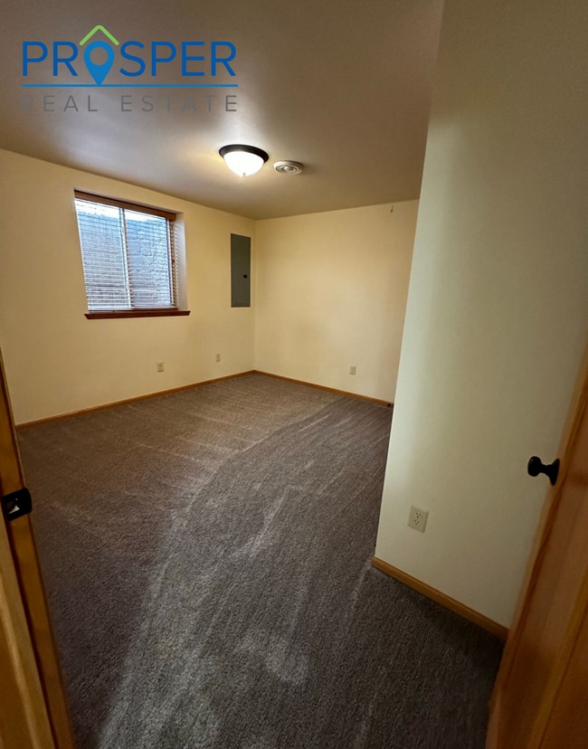 Building Photo - Charming Comfort Meets Prime Eau Claire Location!