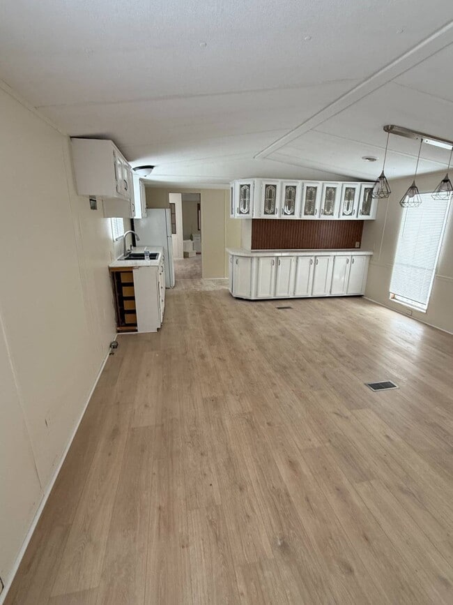 Building Photo - 149 2nd St