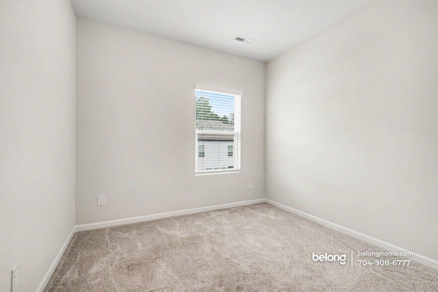 Building Photo - 1424 Blanche St