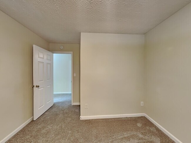 Building Photo - Charming 3 Bedroom 2.5 Bath Located in Riv...