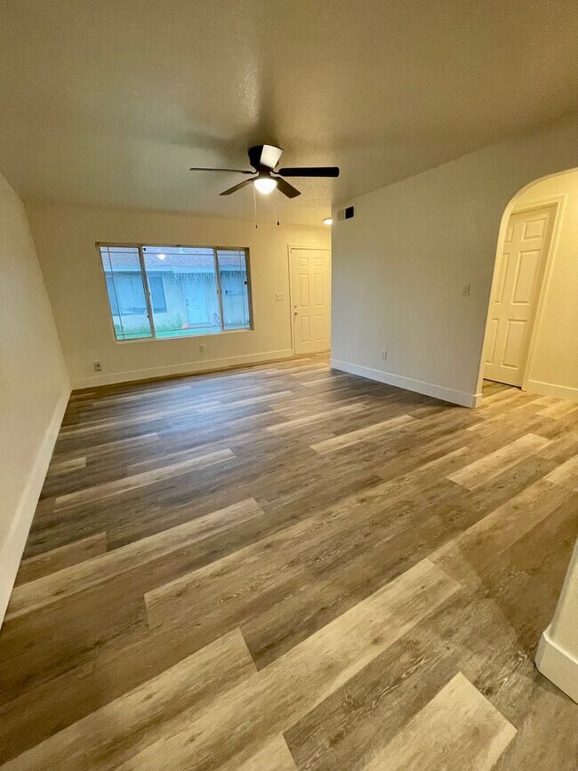 Building Photo - Riverside