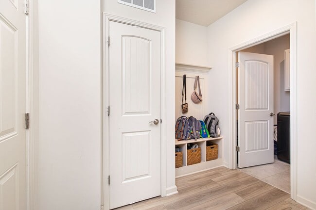 Building Photo - 6787 Oakcrest Dr
