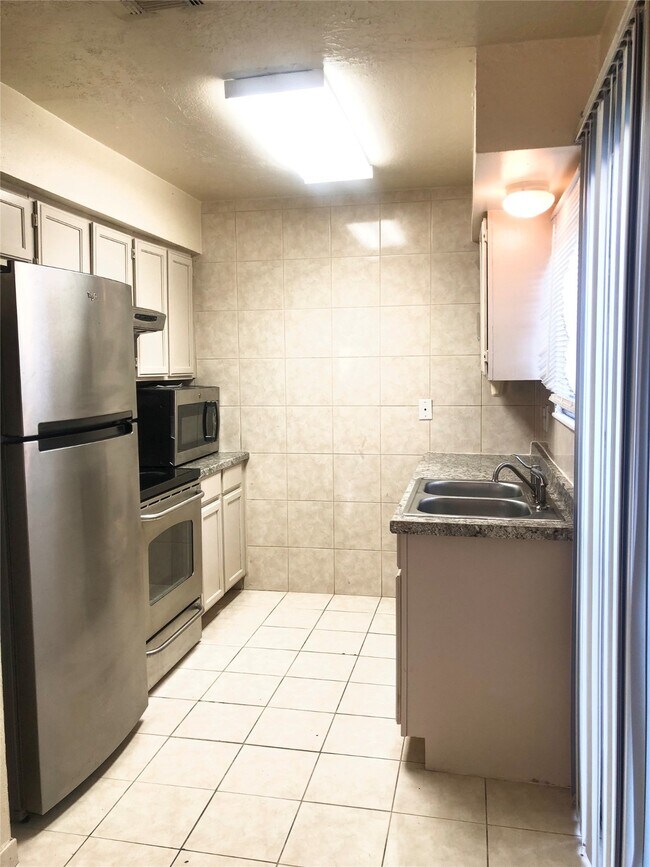 Building Photo - 6310 S Briar Bayou Dr