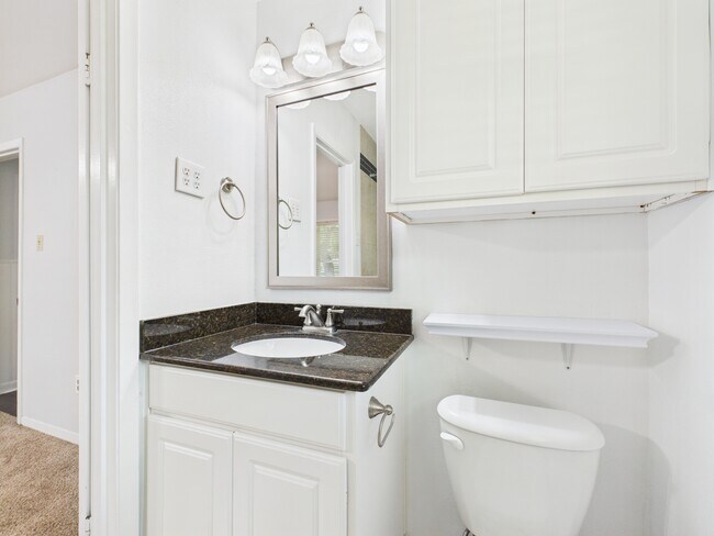 Building Photo - 1402 Village Dr