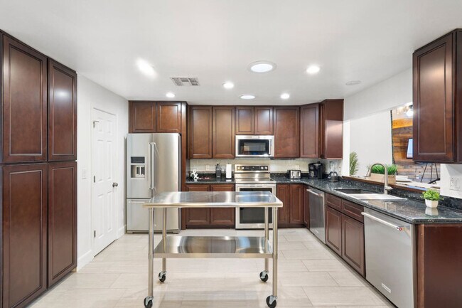 Building Photo - 3733 E Dahlia Dr