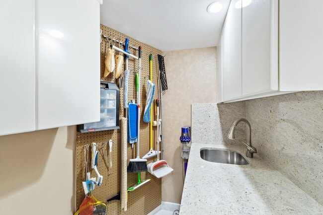 Building Photo - 100 Lakeshore Dr