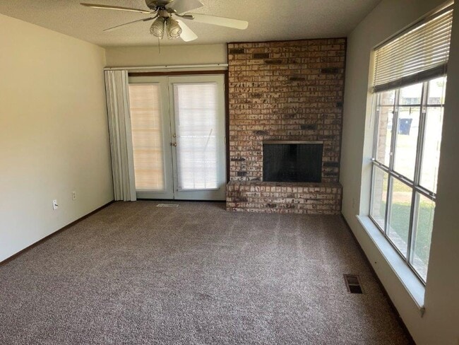 Building Photo - 2 bed, 1 and 1/2 baths with a 1 car garage and new countertops! cute duplex for rent near SW 89th...