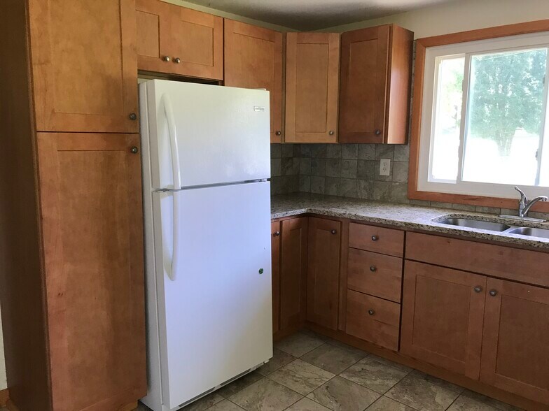 Building Photo - 165 Kendall Ave