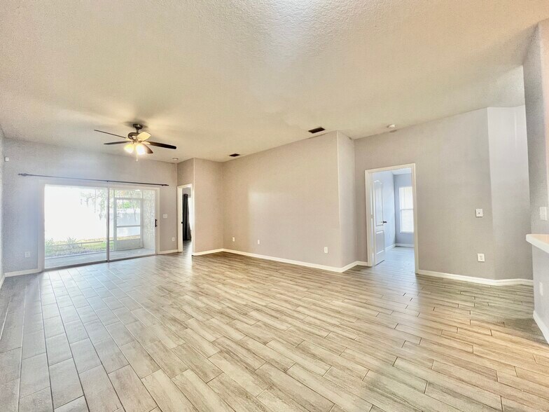 Building Photo - 1131 Zephyrhills Byp