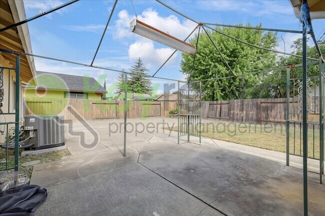 Building Photo - 10 Dempster Ct