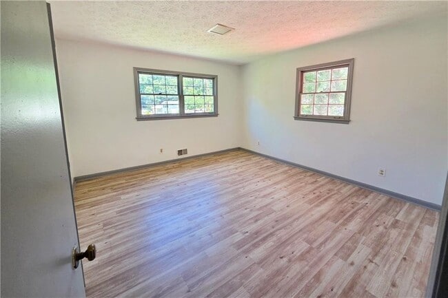 Building Photo - 6684 Londonderry Dr