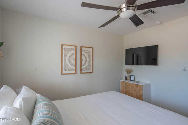 Building Photo - 2101 N 70th Pl