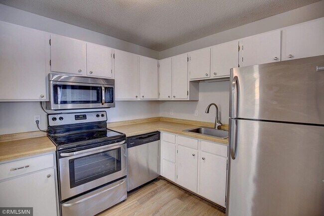 Building Photo - Spacious 2 bedroom, 1 Bath Condo in the Co...