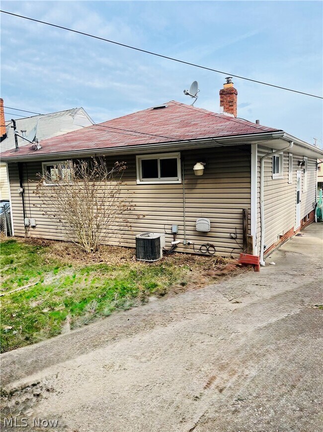 Building Photo - 3023 Torrington Ave