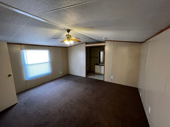 Building Photo - 3 Bedroom-2Bath located near CAFB