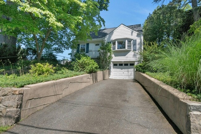 Building Photo - 75 Grandview Ave