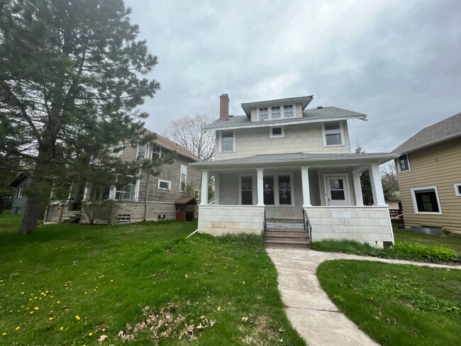 Building Photo - AVAILABLE JUNE - 3 BED 1 BATH NEAR CAMPUS