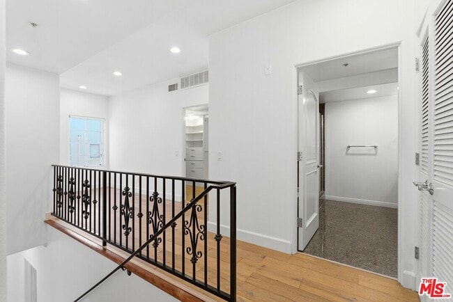 Building Photo - 851 N San Vicente Blvd