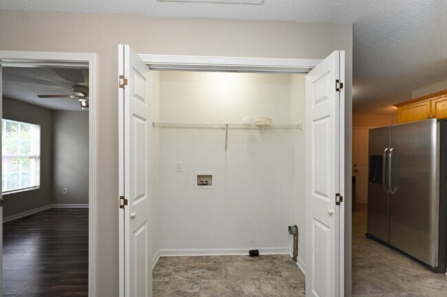 Building Photo - Springfield Gem! 3BR/2BA with Big Yard, St...