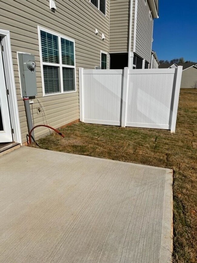 Building Photo - 3 Bed and 2.5 bath is now available!