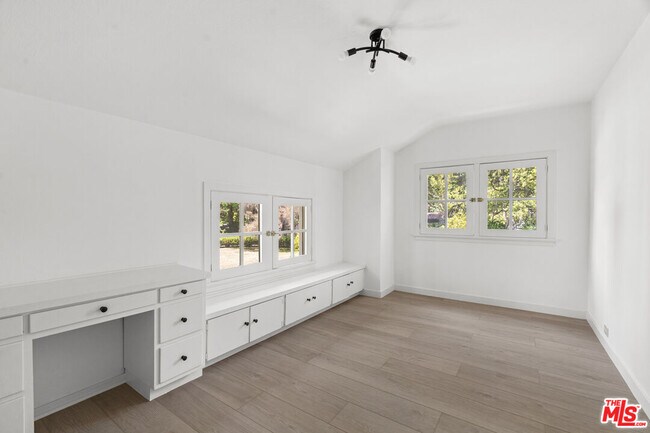 Building Photo - 808 Woodacres Rd