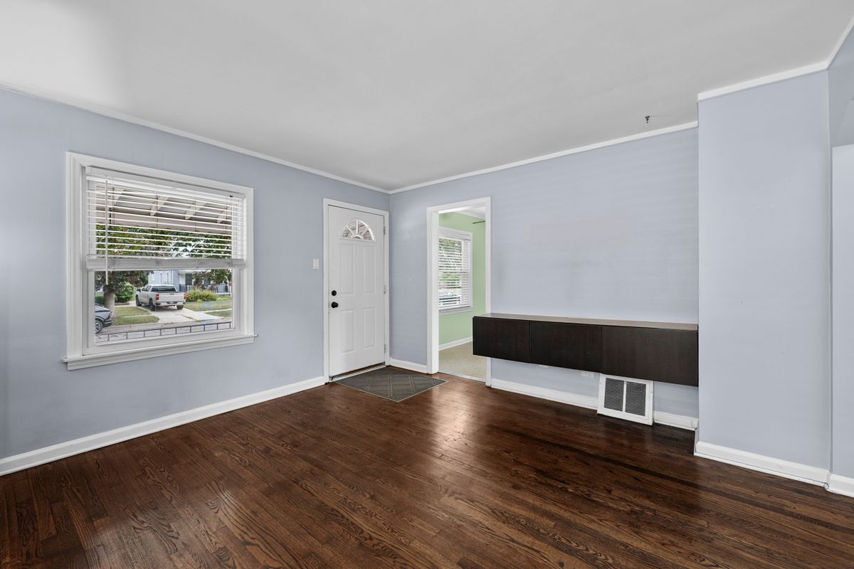 Building Photo - 825 N Edison Ave