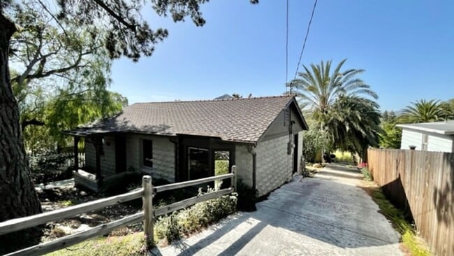 Building Photo - Extensively Renovated 3 Bedroom, 2 Bathroom Charmer in the Historic Railroad District