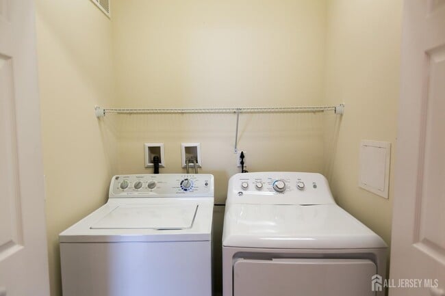 Building Photo - 1443 Sierra Dr