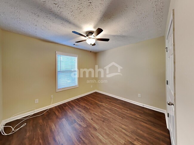 Building Photo - 303 Cole Creek Dr