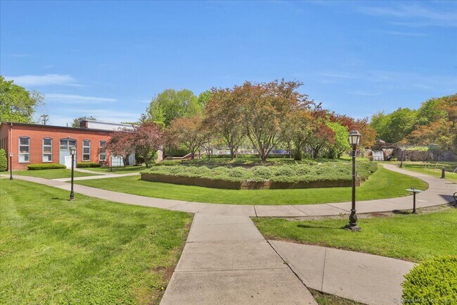 Building Photo - 222 Williams St E