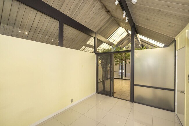 Building Photo - Charming Eichler in Super Desirable Community Center!