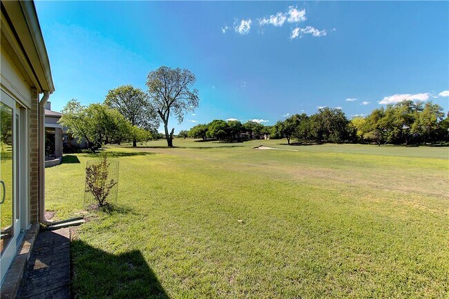 Building Photo - 11121 Pinehurst Dr