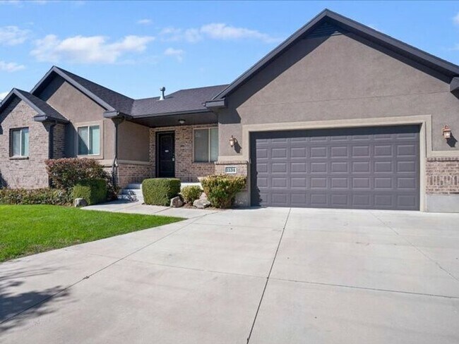 Building Photo - West Jordan 3 bed 2 bath Family home