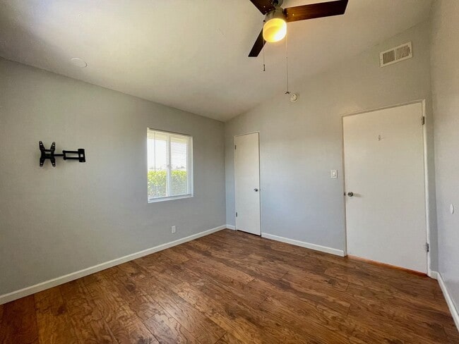 Building Photo - Gorgeous 3 Bedroom 2 Bathroom Home In Lemo...