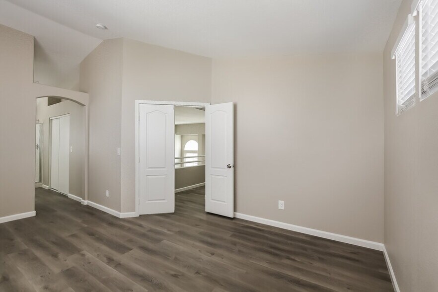 Building Photo - 1832 Fan Fare Dr